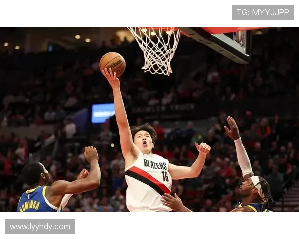 杨瀚森持球连晃巧妙突破防线强势上篮命中展现卓越控球与进攻能力