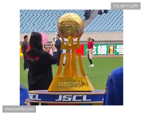 苏超总决赛机器人送奖杯 南通泰州激战争夺冠军荣耀